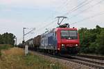 Mit dem  BASF -Zug DGS 49069 (Karlsruhe Rbf - Basel SBB Rbf) fuhr am 21.07.2017 die kurz zuvor frisch Lackierte Re 482 017-1 bei Buggingen in Richtung Schweizer Grenze.