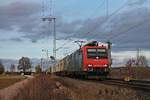 Mit einem Containerzug aus Belgien fuhr am 21.01.2018 die Re 482 010-6 nördlich von Müllheim (Baden) durchs Rheintal in Richtung Schweizer Grenze.