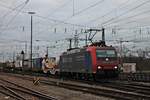 Mit einem Containerzug nach Italien fuhr am 30.01.2018 die Re 482 013-0  Alpäzähmer  aus Richtung Weil am Rhein durch den Badischen Bahnhof von Basel gen Rangierbahnhof Muttenz.