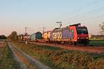 Mit einem Containerzug nach Italien fuhr am Abend des 23.04.2020 die Re 482 032-0 im letzten Sonnenlicht des Tages südlich von Buggingen über die Rheintalbahn durchs Markgräflerland in Richtung Müllheim (Baden).