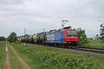 Mit dem  BASF -Zug DGS 49069 (Karlsruhe Gbf - Basel SBB RB) fuhr am Nachmittag des 14.05.2020 die Re 482 027-0 südlich von Buggingen über die Rheintalbahn durchs Markgräflerland in