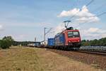 Mit einem schwach ausgelastetem Containerzug in Richtung Süden fuhr am Nachmittag des 03.06.2020 die Re 482 002-3 nördlich von Waghäusel über die Rheintalbahn in Richtung Graben-Neudorf.