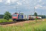 482 008 der SBB Cargo schleppte am 01.08.21 den Bertschi-Containerzug von Ruhland nach Ludwigshafen durch Radis. Wegen der Sperrung zwischen Eilenburg und Mockrehna wird der Verkehr über Radis umgeleitet. 