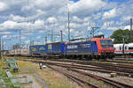 Re 482 022-1 durchfährt den badischen Bahnhof.