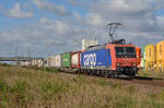 482 021 der SBB Cargo rollt mit ihrem Bertschi-KV am 06.10.22 durch Delitzsch Richtung Eilenburg.