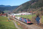 Re 482 005-6 und 482 008 mit dem DGS 42643  (Antwerpen Nord Bundel - Chiasso SM)In Gutach (20.02.23)