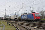 Re 482 030-4 durchfährt am 23.03.2023 den badischen Bahnhof.