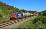 Das war knapp! Nach einer halbstündigen Güterzug-Pause bei Hagenacker kommt der Re 482 019-7 ein gemischter Güterzug entgegen. Kaum war der letzte Wagen weg, taucht auch schon ihr Kesselzug dahinter auf. Dieser ist Richtung Treuchtlingen unterwegs.

🧰 SBB Cargo AG, vermietet an die SBB Cargo International AG
🕓 24.5.2024 | 19:20 Uhr