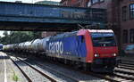 SBB Cargo International AG, Olten [CH] mit der  482 030-4  [NVR-Nummer: 91 85 4482 030-4 CH-SBBC] und einem Kesselwagenzug am 30.07.24 Höhe Bahnhof Hamburg Harburg.