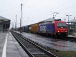 Die Re482 037-9 der Sbb-Cargo bei der Durchfahrt des Bahnhofes Offenburg.