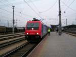 SBB Cargo Lok 482 049-4 hat den Bergland Express von Aachen bis Wrgl gebracht. Bevor sie nach Innsbruck weiterfahren darf, muss sie einige Regionalzge vorbeilassen. 08.03.08 