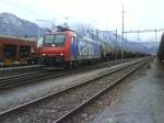 Eine Re 482 der SBB Cargo wartet im Bahnhof Landquart am 28.03.08. Sie bringt einen lzug von Holcim Untervaz nach Zrich RBL.