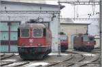 Re 6/6 11650, 482 032-0 und Re 4/4 II 11242 vor dem Depot Erstfeld. (10.01.2009)