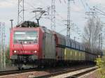 Eine Schweizerin in Deutschland - hier zieht 482 006-4 einen polnischen Gterzug durch Berlin-Wuhleide.