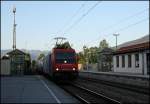 Privatbahnlokzug: 482 047 bringt je eine 185 „Rostock-Port“, silberne 185er und 185 518 „Transped“ nach Kufstein.