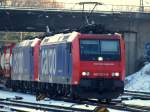 In Doppeltraktion kommen 482 023-9 und 482 031-2 von der SBB Cargo mit einem schweren Gterzug aus Richtung Kln in Aachen West an.