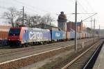 482 041-1 der SBB Cargo mit einem Containerzug in Rathenow. 14.04.2010