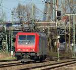 Re 482 042-9 der SBB Cargo muss am 17.04.10 vor einen Roten Signal warten, um ein Containerzug aus Hamburg-Waltershof durchzulassen.