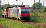 482 045 steht zusammen mit einer AKN-Maschine am 29.05.10 in Merseburg. Fotografiert aus dem fahrenden Zug.