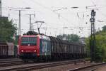 482 025-4 mit einem Gterzug bei der Durchfahrt in Kln-West, 12.8.10