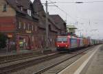 Schweizer Doppel: 482 012-2 und eine weitere der gleichen Baureihe bespannten am 23.01.2011 diesen Containerzug in Richtung Sden.