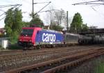 482 042-9 der SBB Cargo und 185 565-9 der MRCE ziehen am 6. Mai 2011 einen Kesselwagenzug aus Kronach heraus.