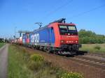 SBB Cargo Re 483 004-9 und  Re 421 389-8 (kalt) ziehen einen Containerzug am 21.09.2011 durch Wiesental 

