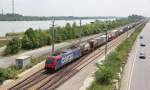 Mal einen Blick unter die Station Wien Praterkai gewagt, da kam 482 047-8 mit KLV-Zug ber die Tullner Strecke. Aufgenommen am 07.04.2012.