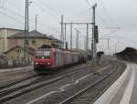 482 034-6 zieht am 03. Januar 2012 zwei weitere SBB 482er sowie einen Kesselzug aus Lichtenfels heraus.