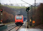 Ein Nachschuss von der 482 020-5 von der SBB Cargo kommt durch Eilendorf als Lokzug aus Richtung Aachen und fhrt in Richtung Kln bei Regenwetter am 3.1.2013.