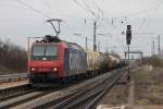 Hier ist die SBB Cargo Re 482 006-4 mit einem KLV am 16.03.2013 auf dem Weg in Richtung Heimatland (Schweiz). Hier bei der Durchfahrt in Orschweier.