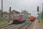 Am 02.05.2013 kam ChemOil Re 482 028-8 als Tfzf bei der Durchfahrt in Kenzingen. Auf dem Gleis neben der 482er steht Lomo 212 249-7 mit einem Bauzug bei einem Manver.