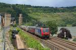 Am 22.6.2013 war AKE mit einem Sonderzug nach Bacharach unterwegs. Der Wagenpark prsentierte sich seit lngerer Zeit wieder artrein, lediglich bei der Lok gab es noch Nachholbedarf. Hier wurde es die 482 006 und lie sich leicht versptet in Oberwesel blicken