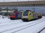 482 047-8 und ES 64 U2-033 warten auf Weiterfahrt im verschneiten Kufstein.