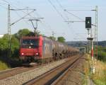 482 032-0 der SBB Cargo zieht am 16. Juli 2013 einen Kesselwagenzug durch Gundelsdorf in Richtung Pressig.
