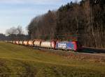 Die Re 482 036 und die Re 482 042 mit einem Kesselzug am 21.12.2013 unterwegs bei Hufschlag.