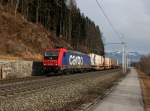 Die Re 482 048 mit einem KLV-Zug am 18.01.2014 unterwegs bei Kufstein.