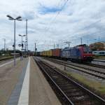 SBB Cargo 482 009 zieht am 15.05.2014 einen Containerzug durch Regensburg(Hbf.).