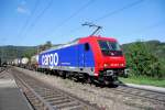 Re 482 048-6. Sonnenschein und eine leuchtend blau-rote Lok ergeben ein farbenfrohes Bild. Aufnahme bei Hornussen (Aargau) am 20.9.2006 