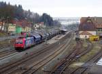 482 036-1 der SBB Cargo zieht am 21. Januar 2015 einen Kieszug durch Kronach in Richtung Lichtenfels.