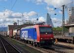 SBB: Güterzug mit 482 021-3 auf der Durchfahrt in Basel Badischer Bahnhof am 23. Juni 2015.
Foto: Walter Ruetsch