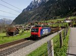 Die Re 482 031 mit einem Bauzug am 25.04.2012 unterwegs bei Silenen.