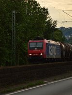 482 009-8 der SBB Cargo kommt mit einem Kesselwagenzug die rechte Rheinstrecke bei Neuwied herauf gefahren. 12.6.2016