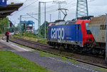 Auf dem Bahnhof Stralsund Rügendamm ist ein Güterzug mit der SBB Cargo Zuglok Re 482 044 auf dem Nebengleis eingefahren.