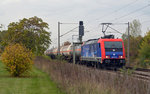 Da der Block vor dem von 482 037 geführten Ammoniakzuges am 23.10.16 noch belegt war musste vor dem Bahnübergang in Greppin ein Betriebshalt eingelegt werden. Hier nimmt der Zug gerade wieder Fahrt auf.