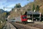 CISALPINO mit der E 484.017 SR  anlässlich der Bahnhofsdurchfahrt Blausee Mitholz im Oktober 2007.
Foto: Walter Ruetsch