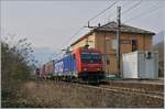 Die SBB Re 484 019 fährt mit einem Güterzug auf der RFI Strecke 14 bei Cuzzago nach Novara.
Die Strecke ist für den RoLa Verkehr modernisiert und elektrifiziert worden, verbreitet aber noch immer sehr viel Nebenbahnambiente.a

19. Nov. 2018