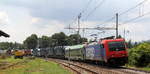 484 009-6 von SBB-Cargo kommt mit der rollende Landstraße aus Novara Boschetto)(I) nach Freiburg-(Brsg)Rbf(D) und fährt durch Orta-Miasino(I) in Richtung Domodossola(I). Aufgenommen von Bahnsteig in Orta-Miasino(I). 
Bei Sommerwetter am Mittag vom 1.8.2019.