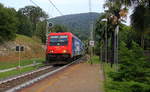 484 020-3  von SBB-Cargo kommt mit der rollende Landstraße aus Novara Boschetto)(I) nach Freiburg-(Brsg)Rbf(D) und fährt durch Pettenasco(I) in Richtung Domodossola(I). 
Aufgenommen von Bahnsteig 1 in Pettenasco(I). 
Am Abend vom 1.8.2019.