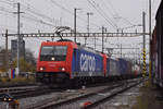 Doppeltraktion, mit den Loks 484 006-2 und 484 016-1 durchfährt den Bahnhof Pratteln.